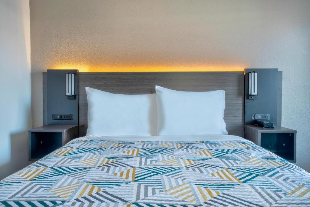 Deluxe King Room – Non-Smoking