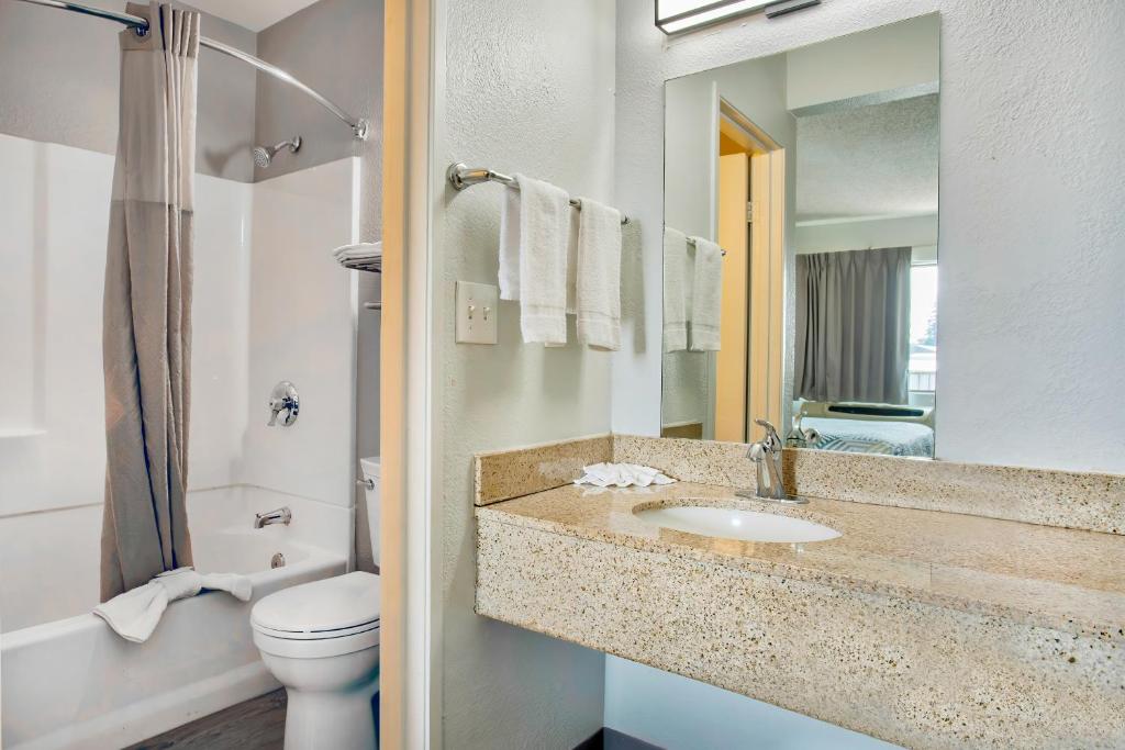 Deluxe Quadruple Room – Non-Smoking