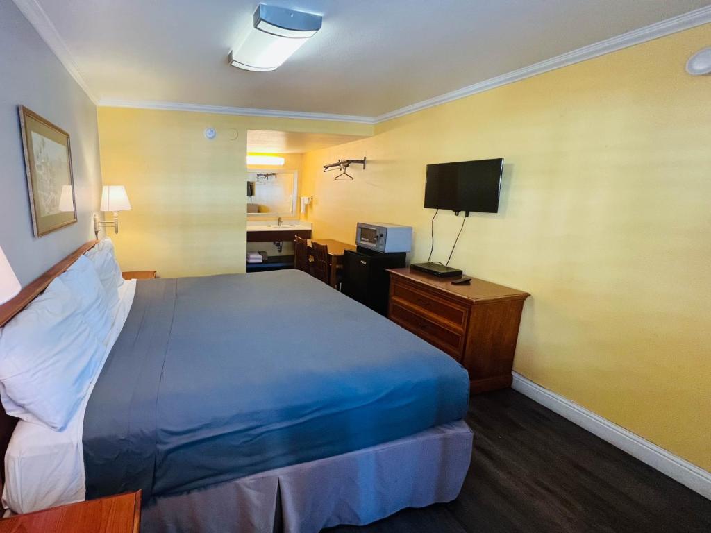 King Room with Roll-in Shower – Disability Access – Non-Smoking