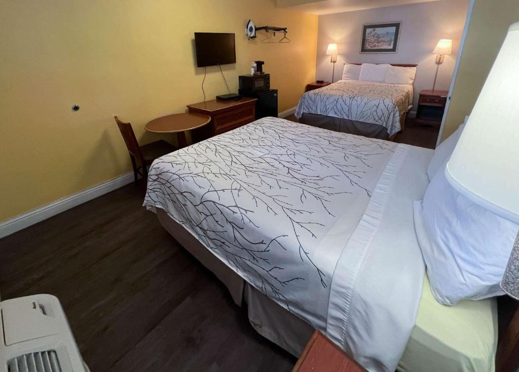 Queen Room with Two Queen Beds – Non-Smoking