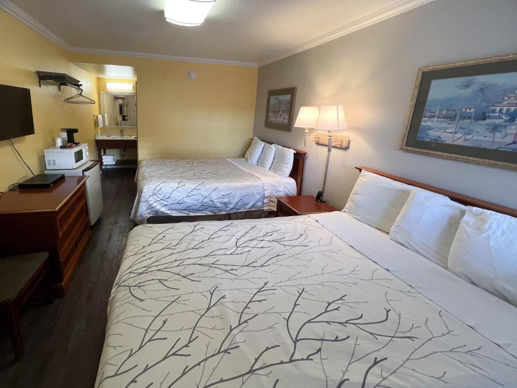 Queen Room with Two Queen Beds – Non-Smoking