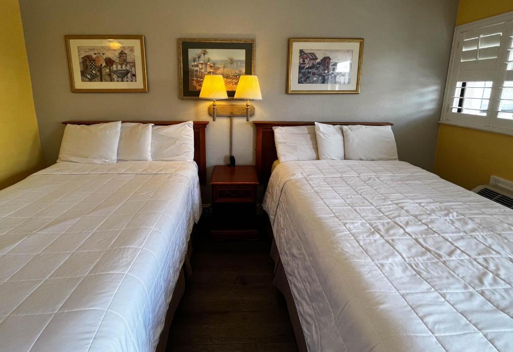 Queen Room with Two Queen Beds – Non-Smoking