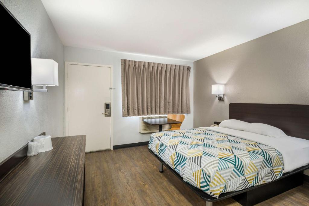 Deluxe Queen Room – Non-Smoking