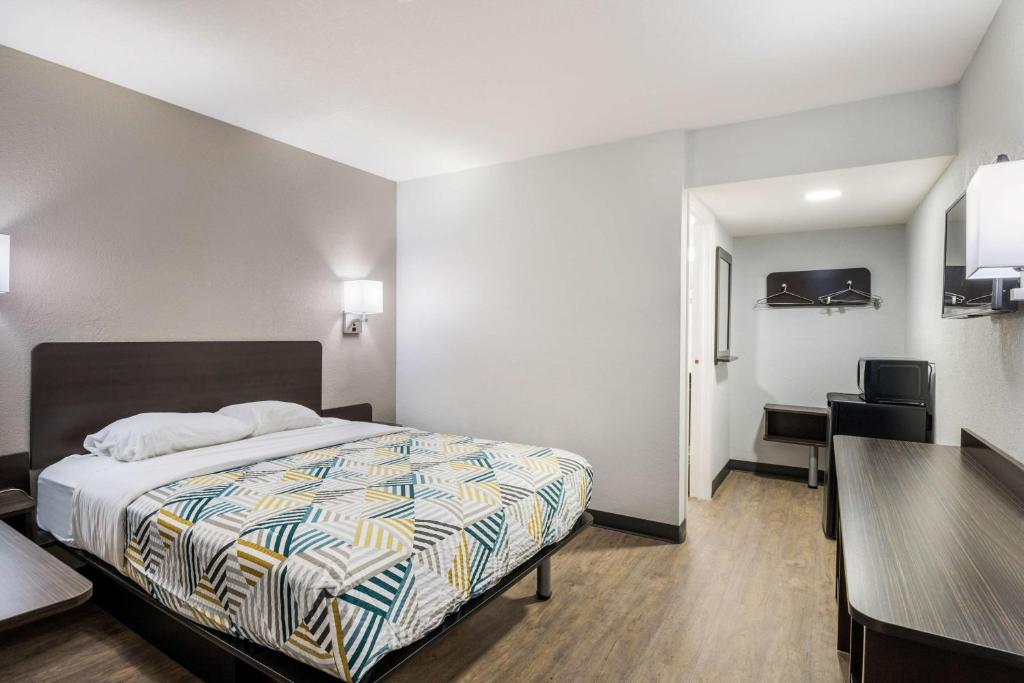 Deluxe Queen Room – Non-Smoking