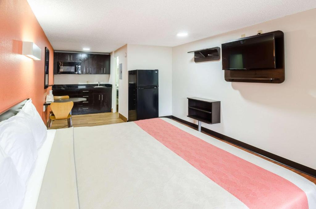 Deluxe King Room – Non-Smoking