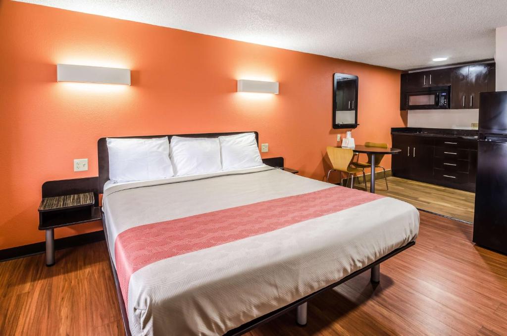 Deluxe King Room – Non-Smoking