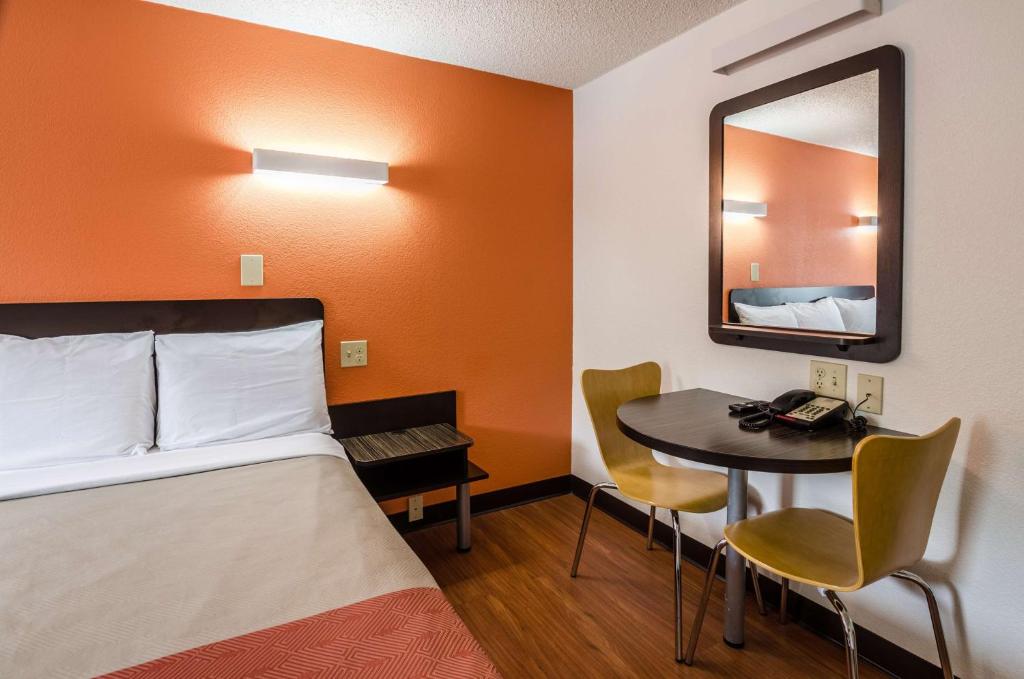 Deluxe King Room – Non-Smoking