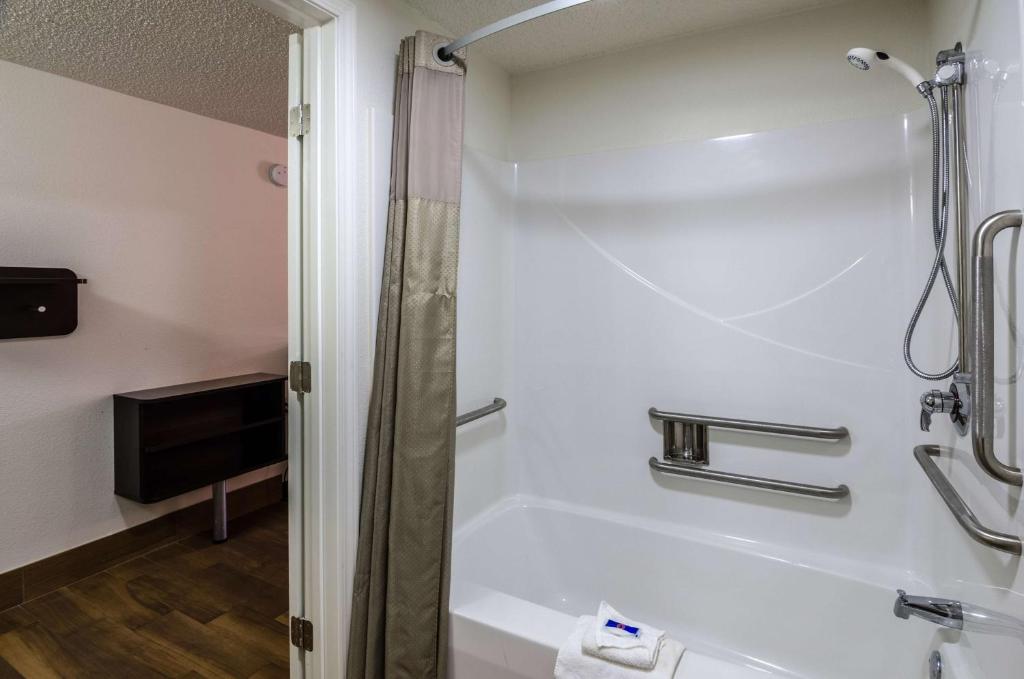 King Room – Disability Access – Non-Smoking