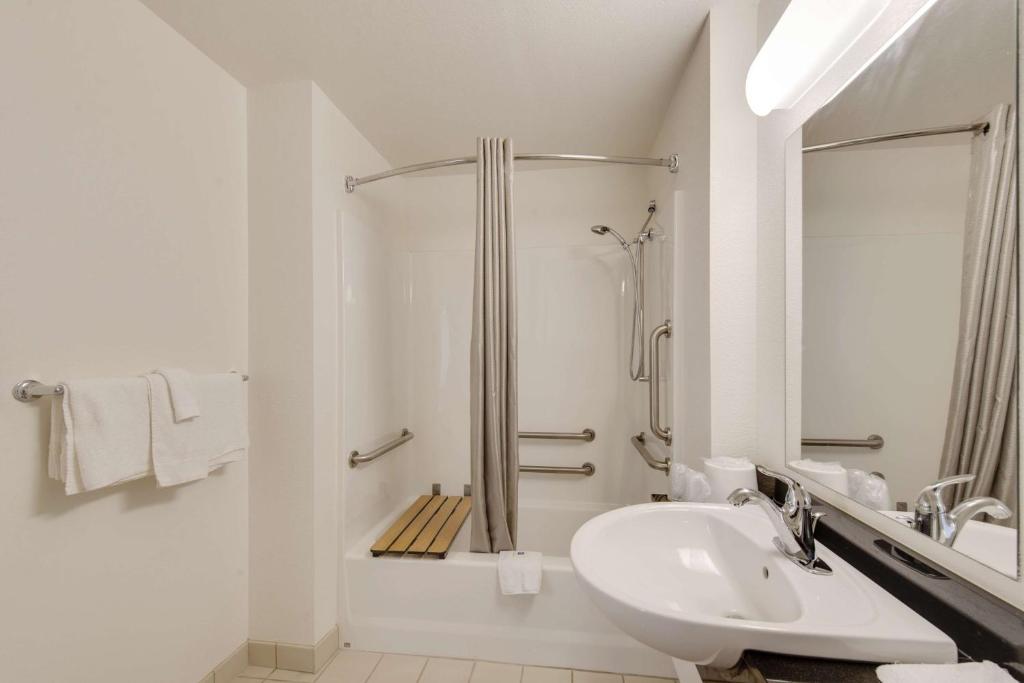 Quadruple Room – Disability Access – Roll in Shower