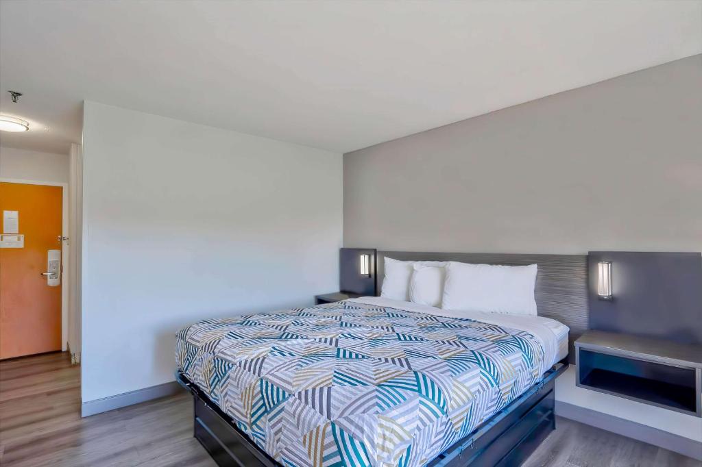 Standard King Room – Smoking