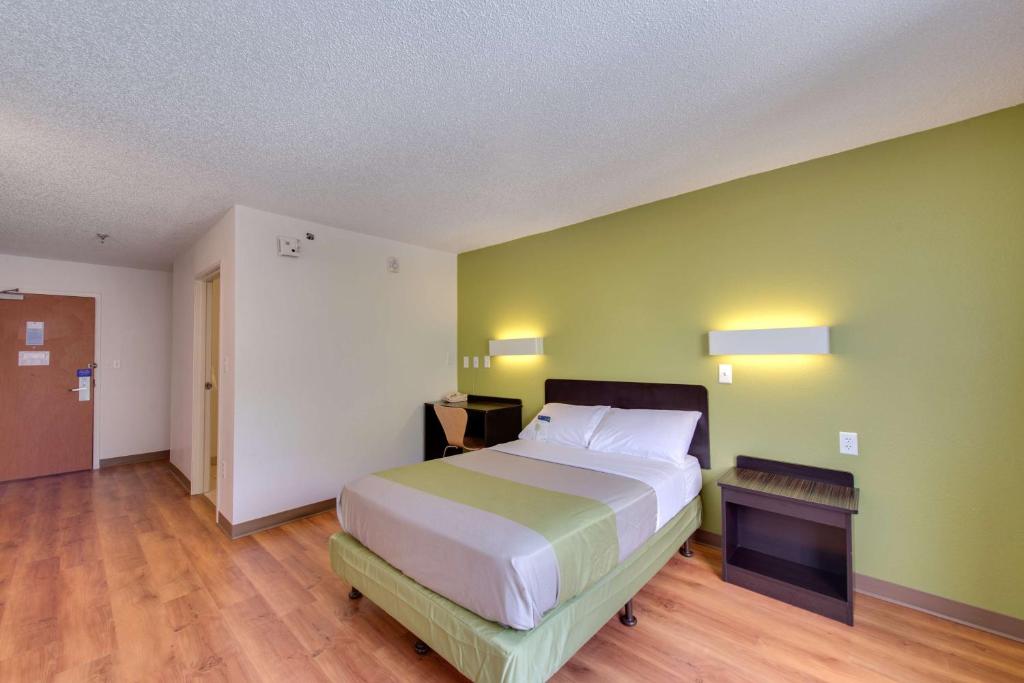 Standard King Room – Smoking