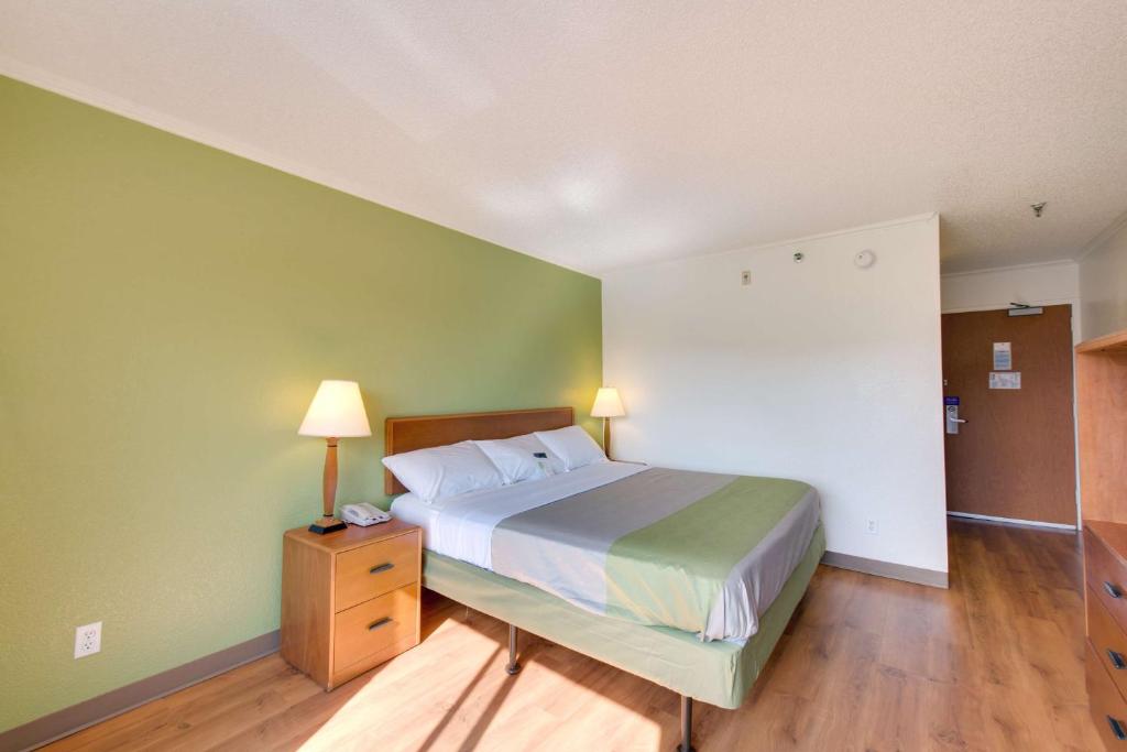 Standard King Room – Smoking