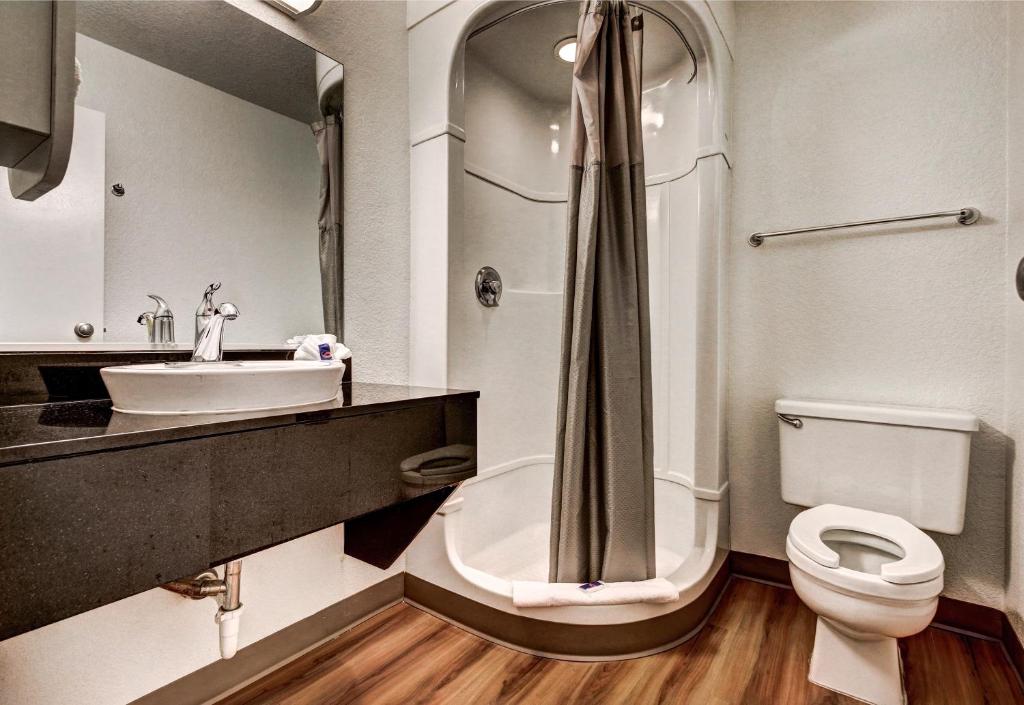 Deluxe Queen Room – Non-Smoking