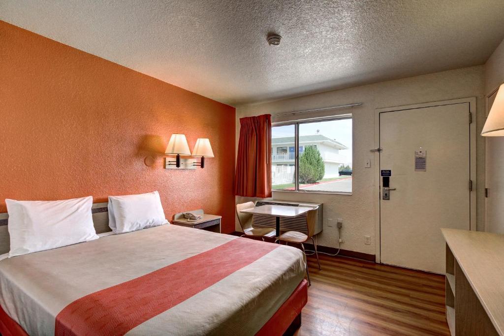 Queen Room – Disability Access – Roll in Shower