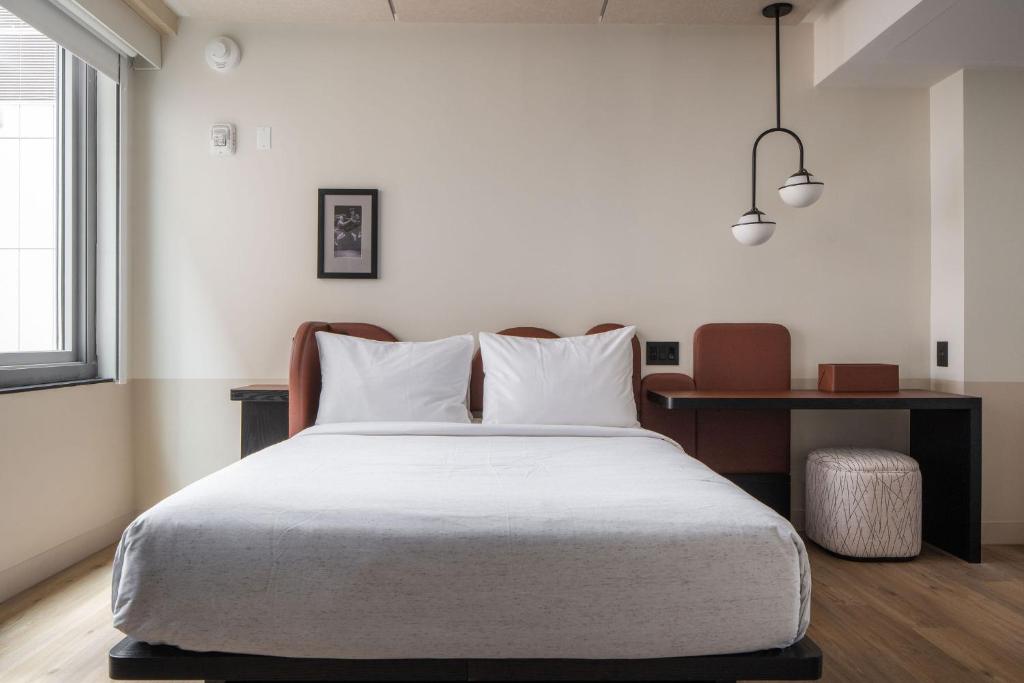 Queen Room – HearingMobility Accessible