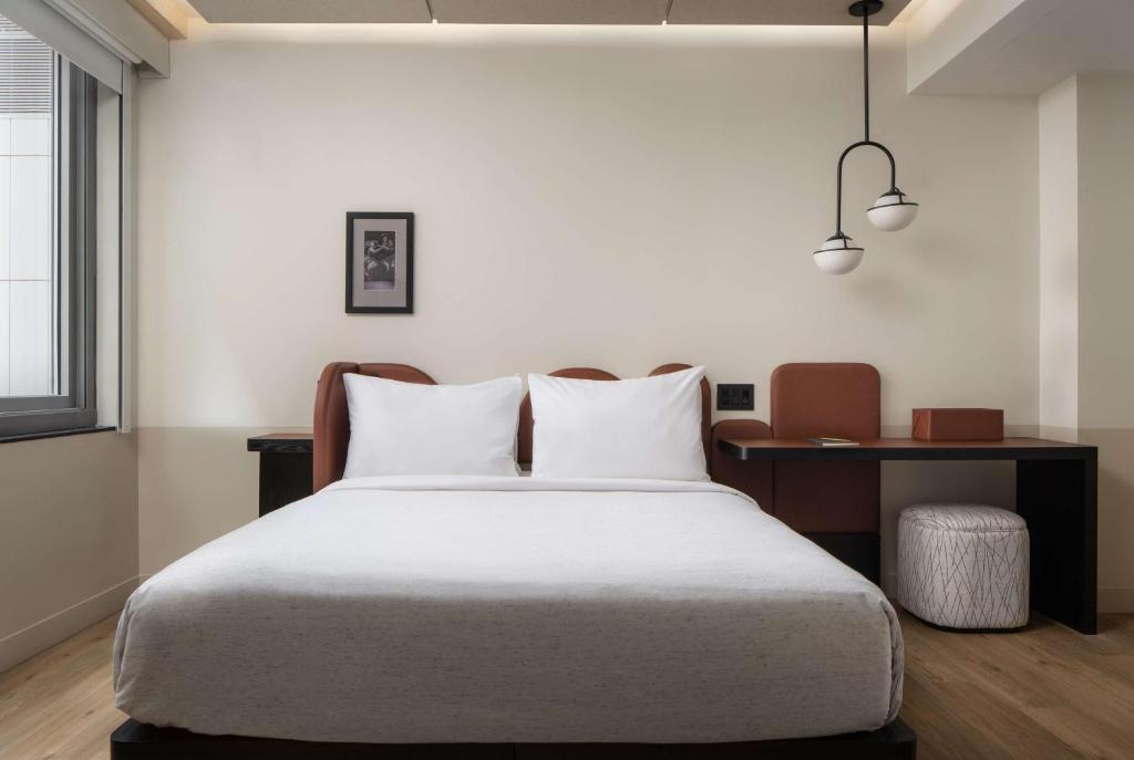 Queen Room – HearingMobility Accessible