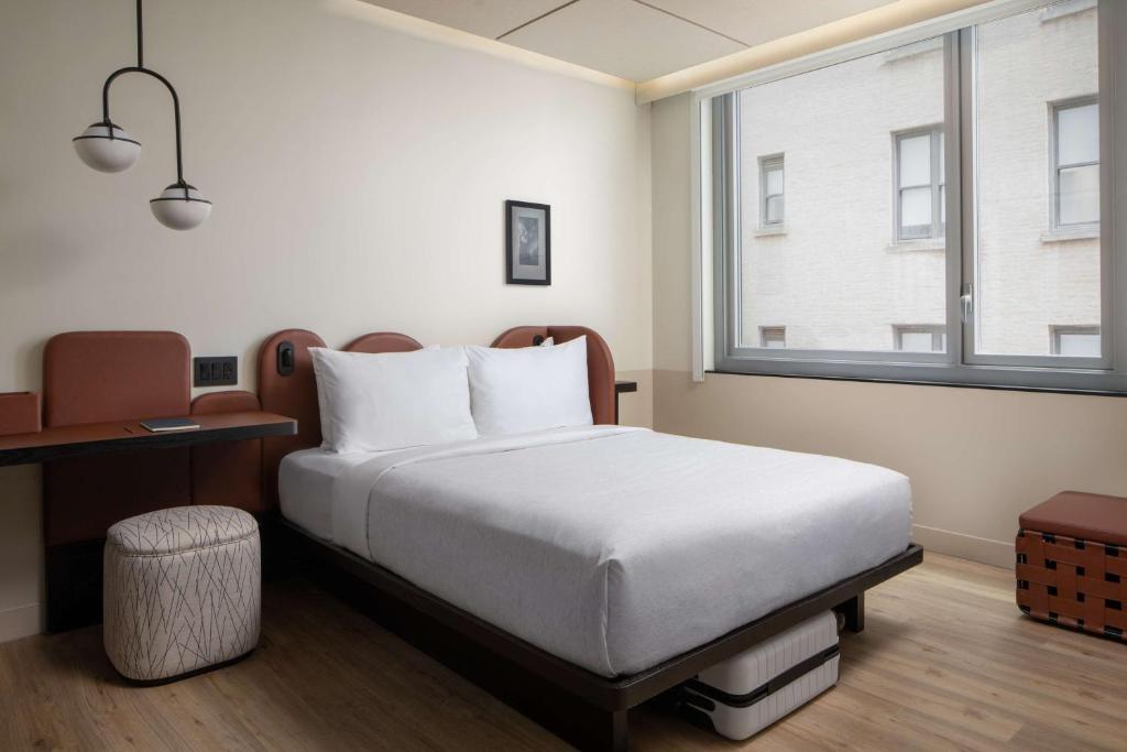 Queen Room – HearingMobility Accessible