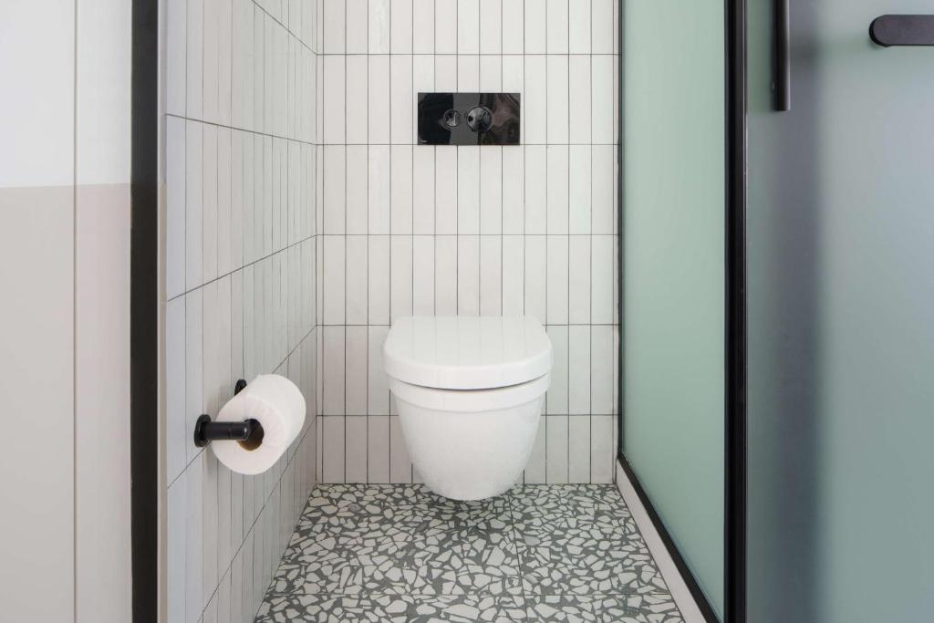 Queen Room – HearingMobility Accessible