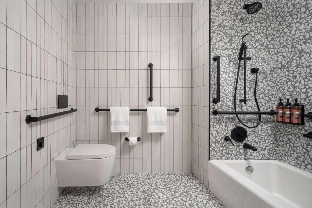 Queen Room – HearingMobility Accessible