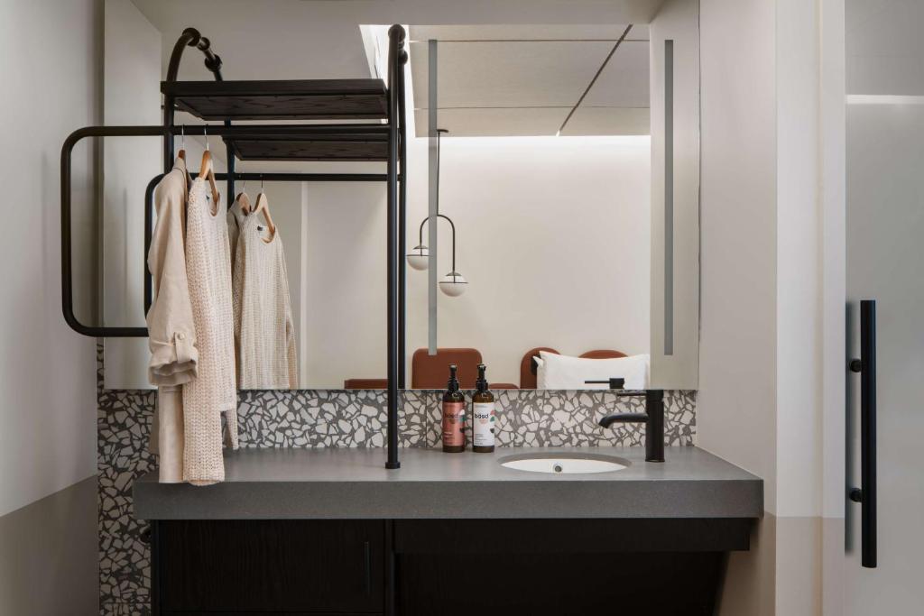 Queen Room – HearingMobility Accessible