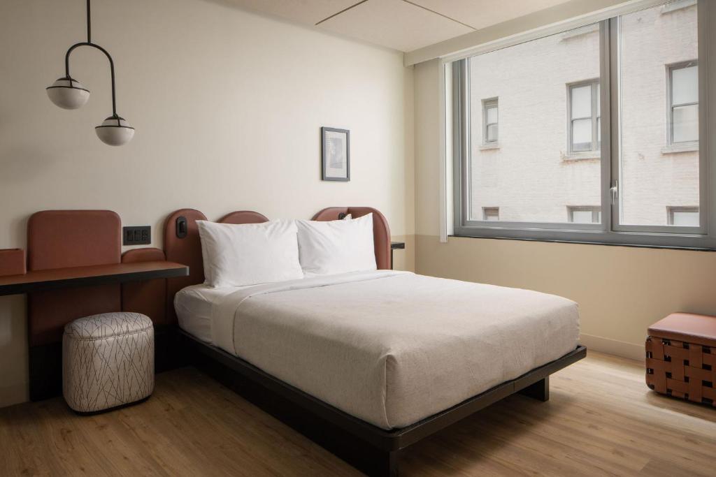 Queen Room – HearingMobility Accessible