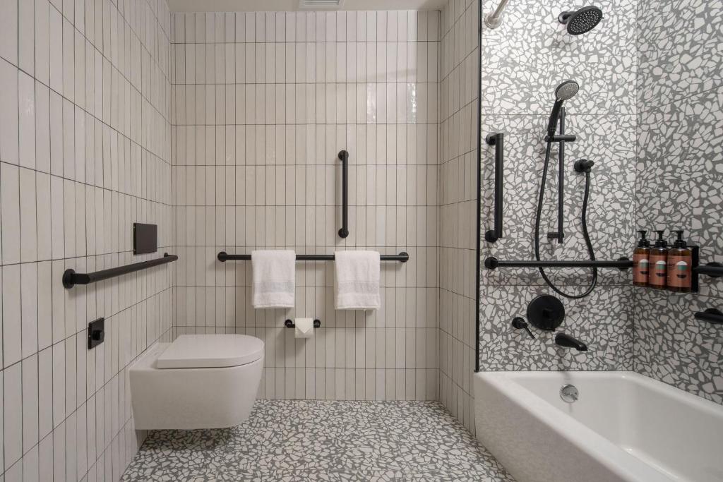 Queen Room – HearingMobility Accessible