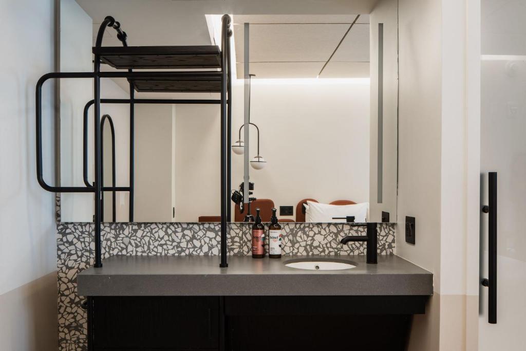 Queen Room – HearingMobility Accessible