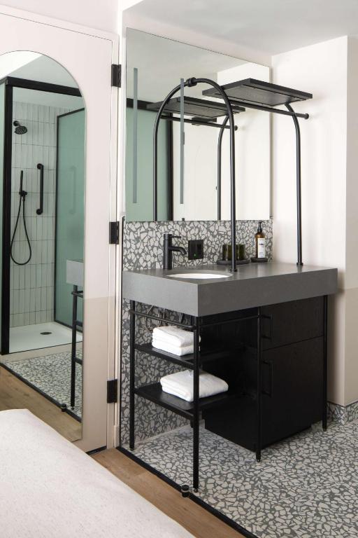 Queen Room with City View