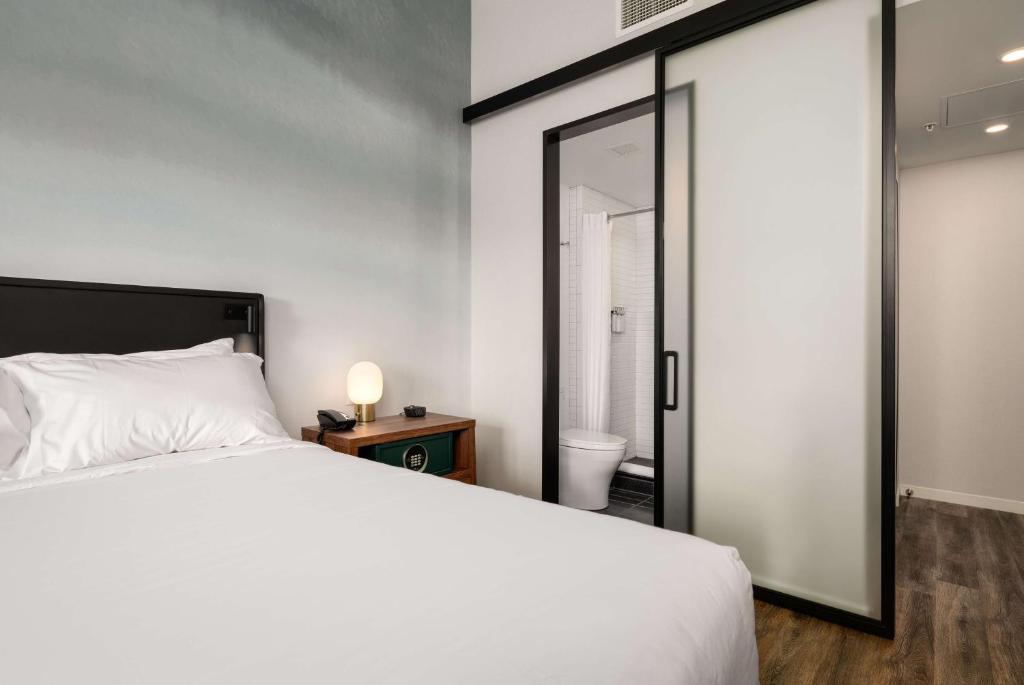 Queen Room with Walk-In Shower – Mobility Accessible