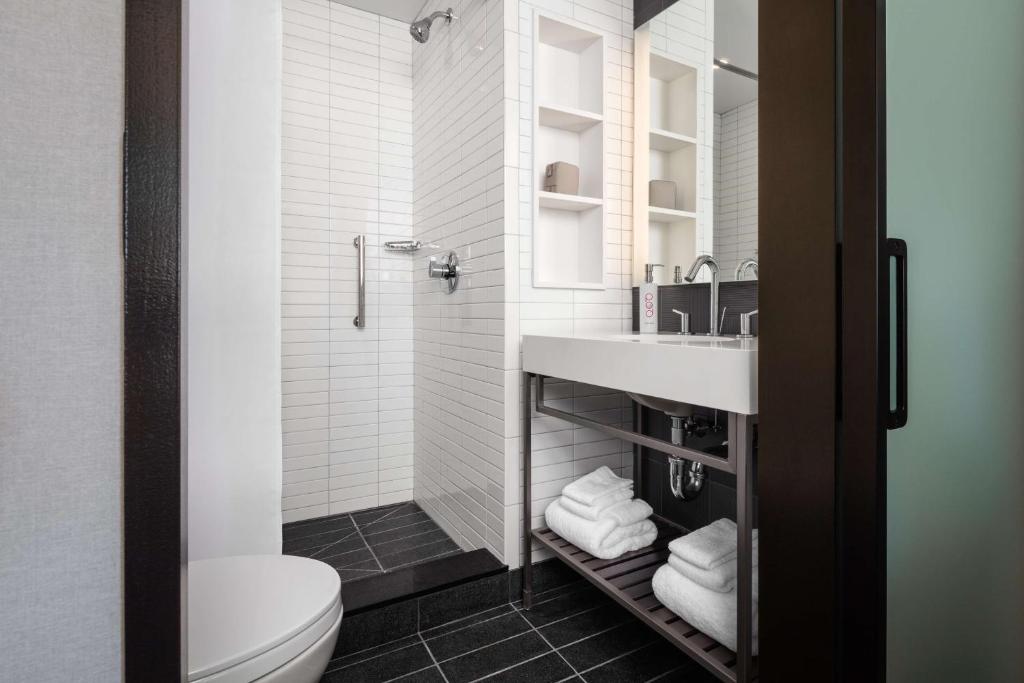 Queen Room with Walk-In Shower – Mobility Accessible