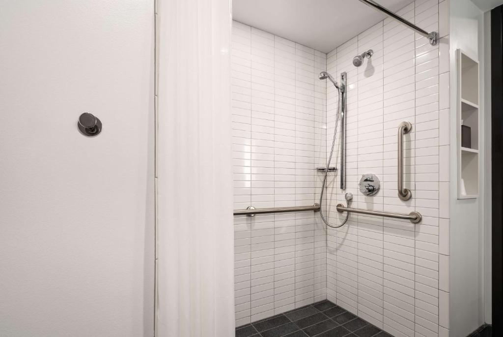 Queen Studio with Roll-In Shower – Mobility Accessible