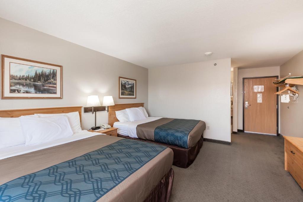 Queen Room with Two Queen Beds – Pet Friendly