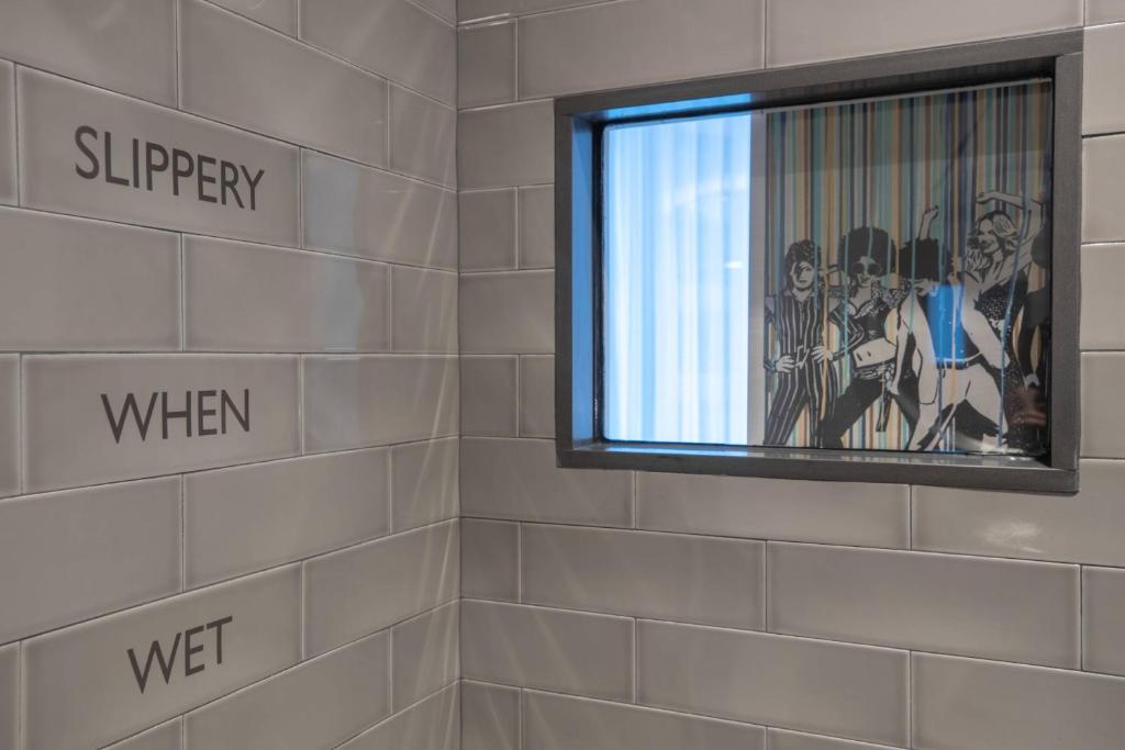 King Room with City View – Hearing Accessible