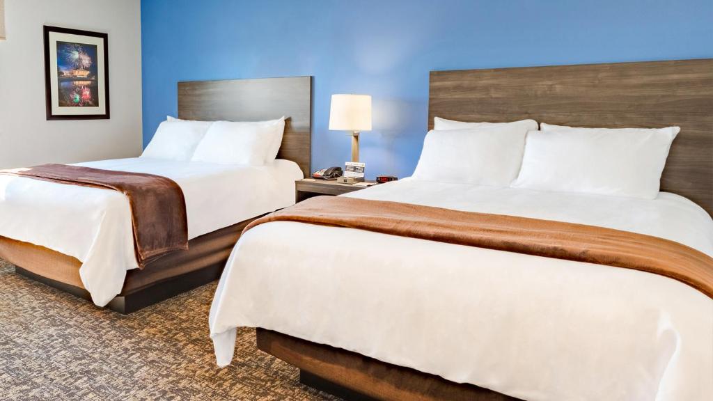 2 Queen Beds – Hearing Impaired with Recliner