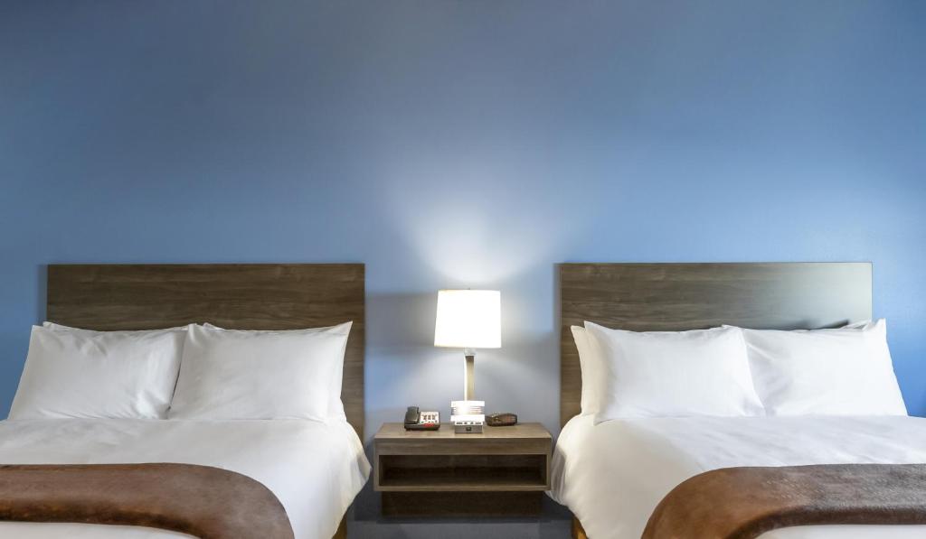 2 Queen Beds – Hearing Impaired with Recliner