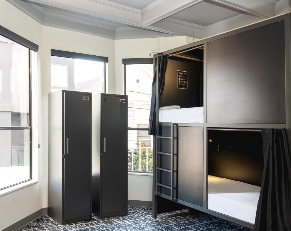 1 Economy Class Pod in 6 Bed Mixed Dorm