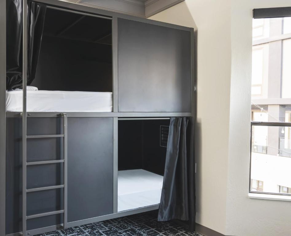 1 Economy Class Pod in 6 Bed Mixed Dorm