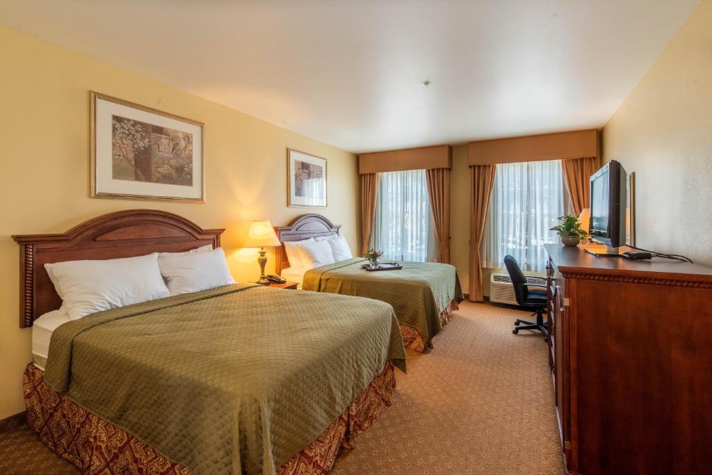 Queen Room with Two Queen Beds – Non-Smoking