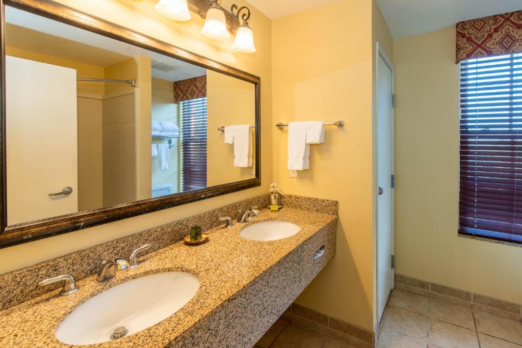 Queen Room with Two Queen Beds – Non-Smoking