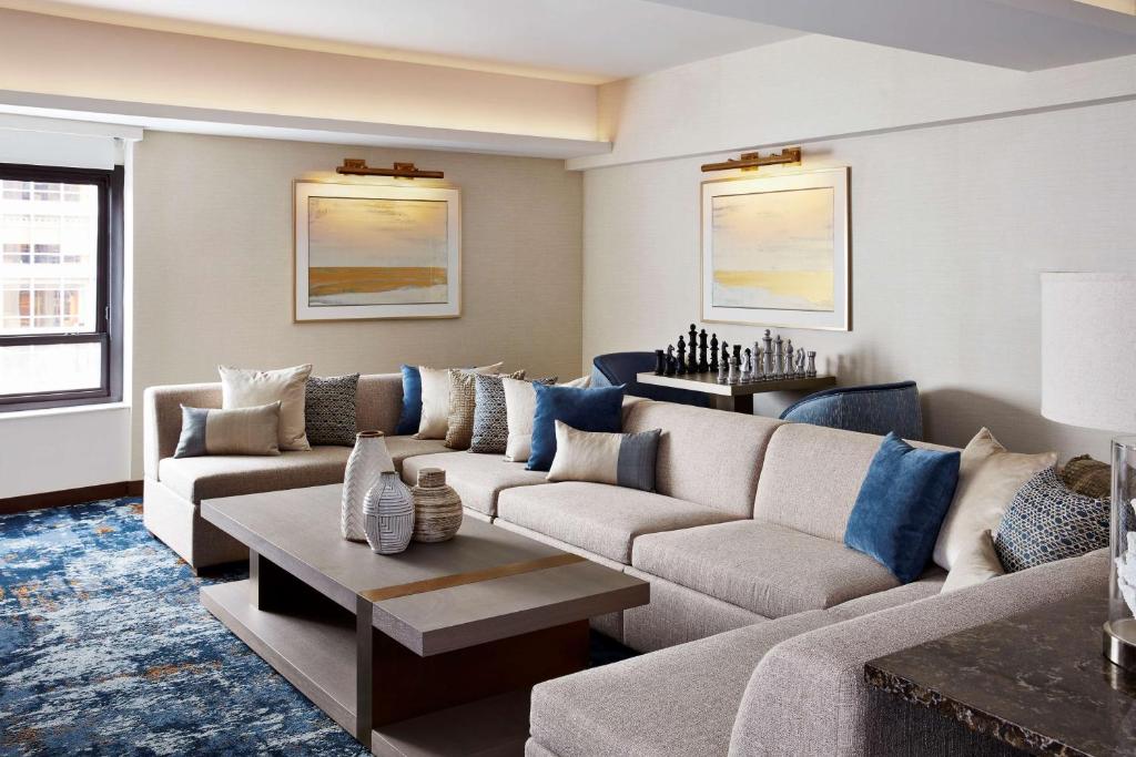 Presidential Corner Suite 1 King With Sofa Bed