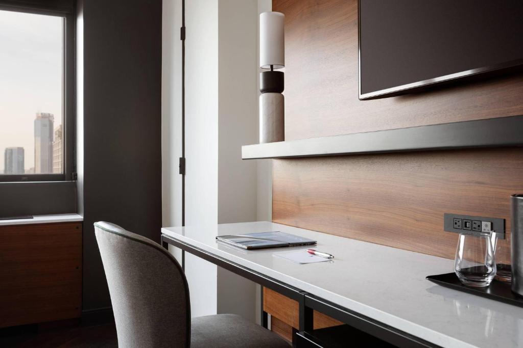 Deluxe Double Room with Two Double Beds – Hearing Accessible