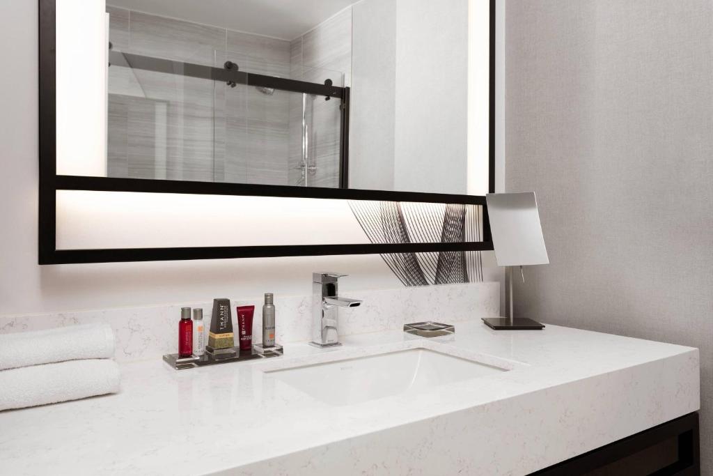 Deluxe King Room with Harbor View