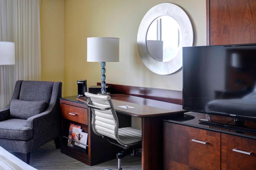 Guest Room with 2 Double Beds and Fountain View