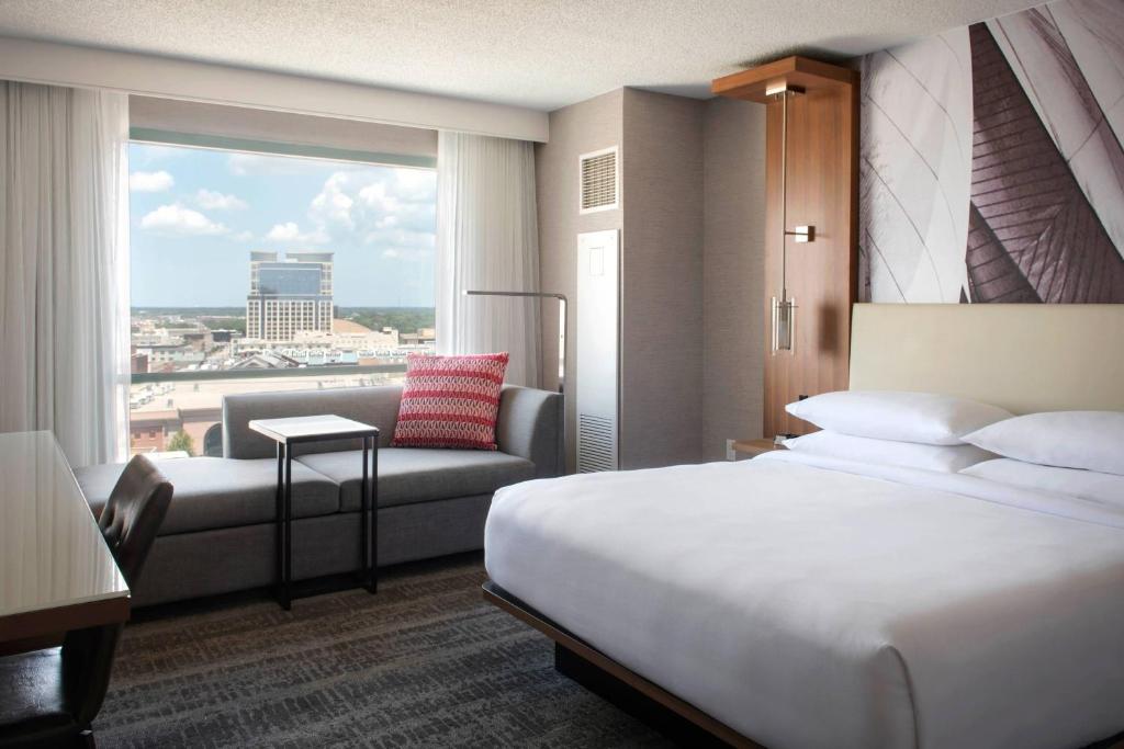King Room with City View – Hearing Accessible