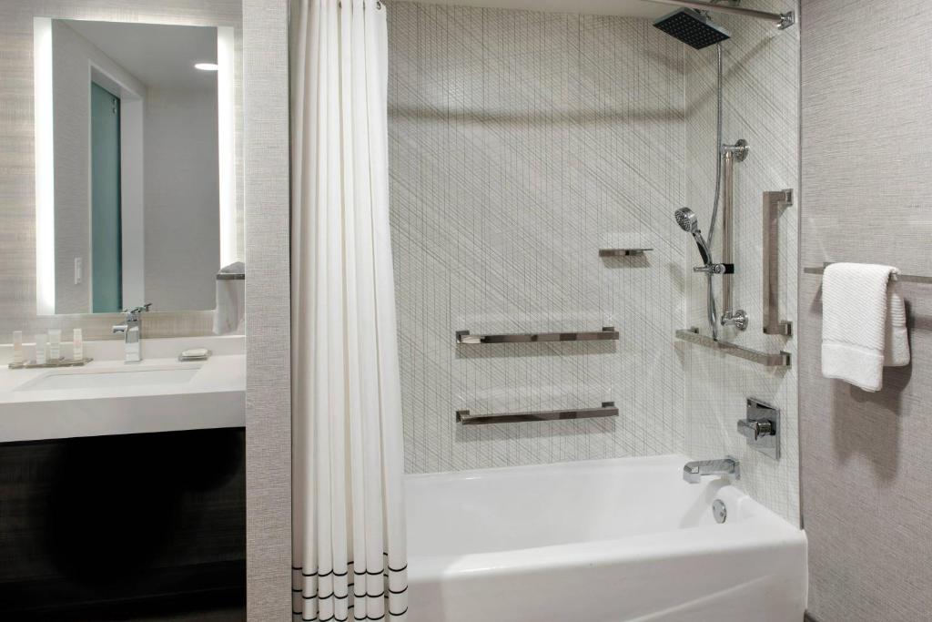 King Room with City View – Hearing Accessible