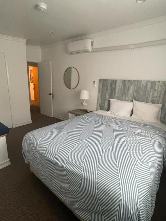 Deluxe Classic Queen Room