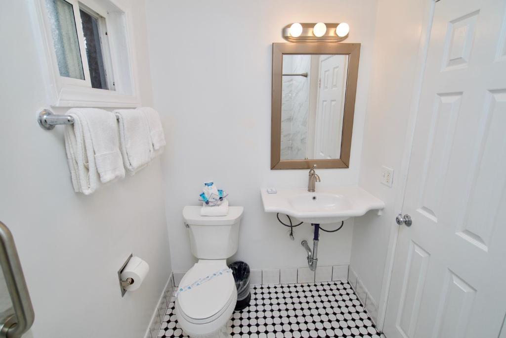 King Bedroom Suite – 2 Beds