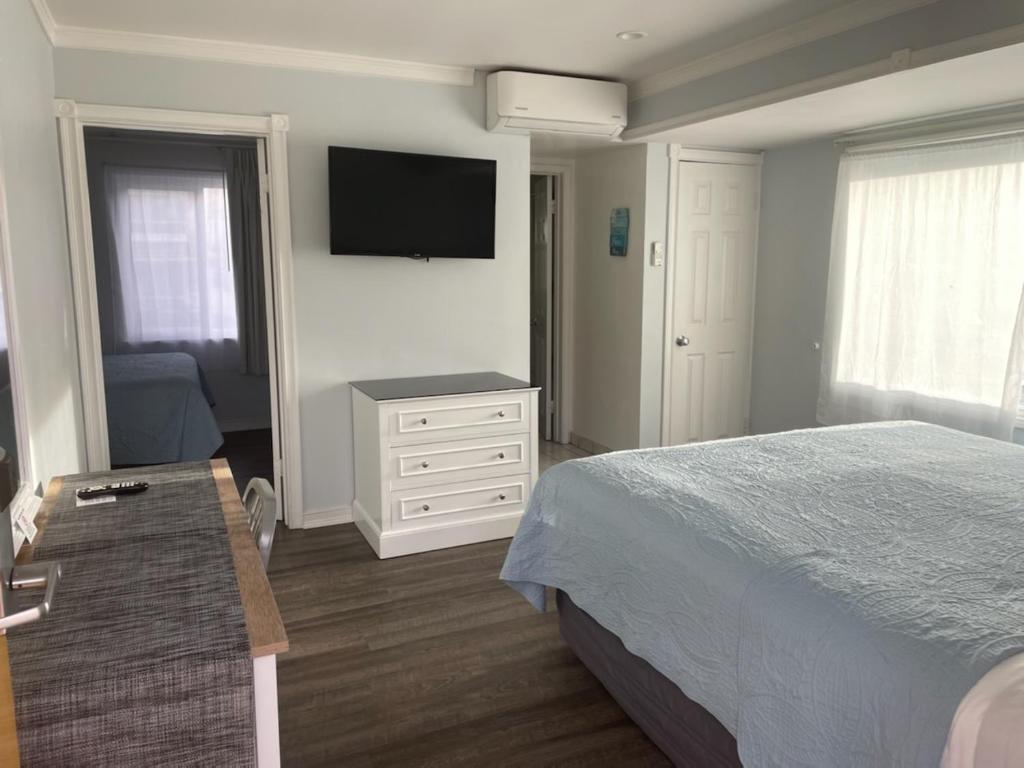 King Bedroom Suite – 2 Beds