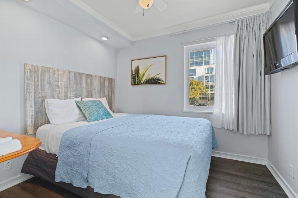 King Bedroom Suite – 2 Beds