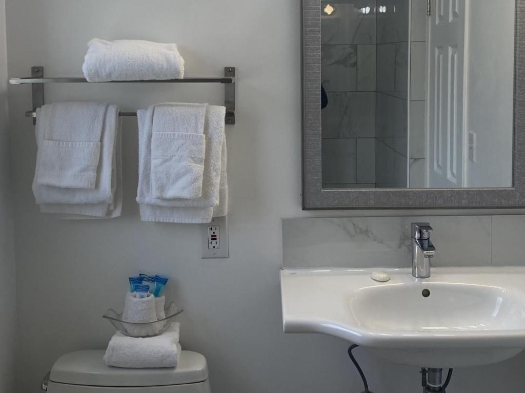 King Bedroom Suite – 2 Beds